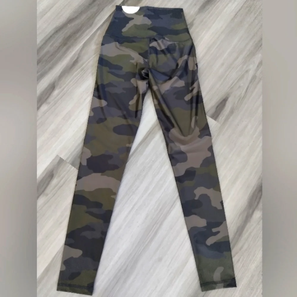 AERIE OFFLINE "REAL ME" CAMO LEGGINGS - Picture 4 of 6